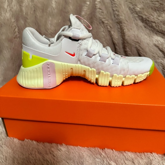 Women’s Nike Free Metcon 5 White/Crimson Size 5.5 - Picture 4 of 5